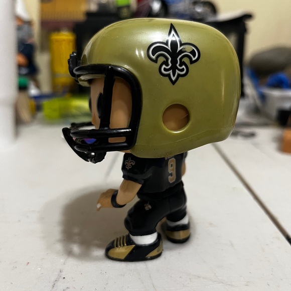 Funko vaulted #11 all black with helmet Drew Brees - Picture 4 of 8
